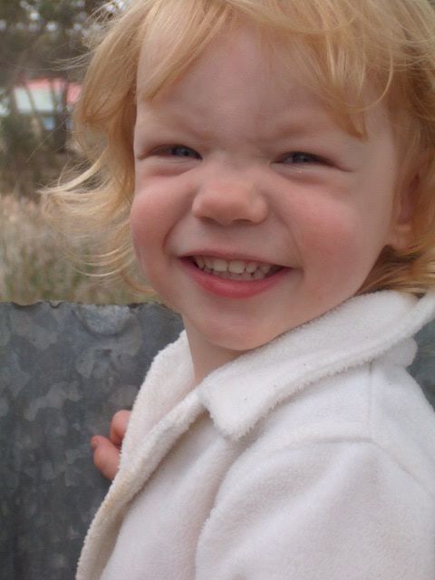 IMAGE: http://i12.photobucket.com/albums/a201/danielsmummy/selena12-11014.jpg