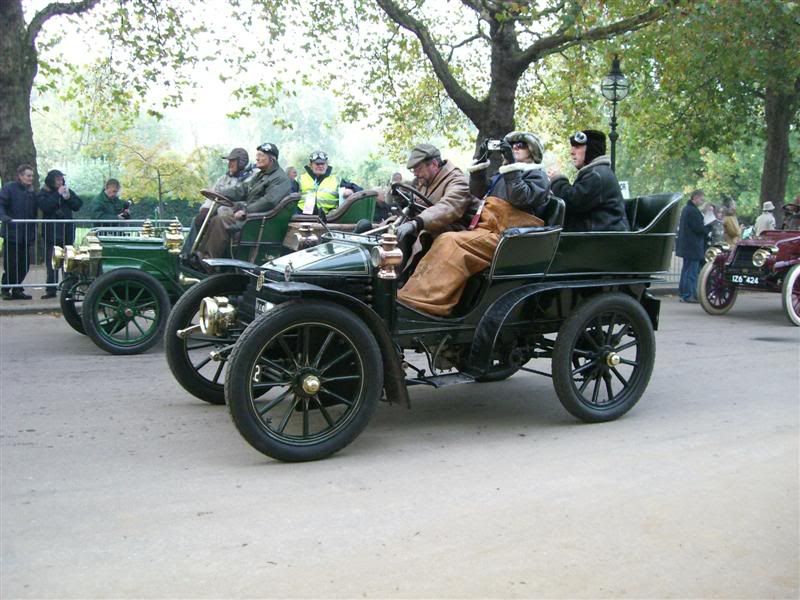 IMAGE: http://i12.photobucket.com/albums/a218/ZJChaser/2006-10-31%20London%20Vacation/CIMG0146Medium.jpg