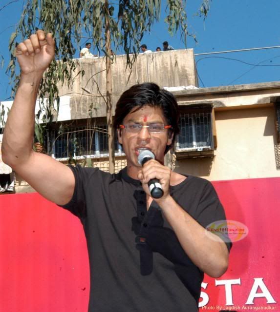 King Shahrukh Khan-solo - Страница 11 Shahrukh_thrills_kbc_fans_in_mum-1