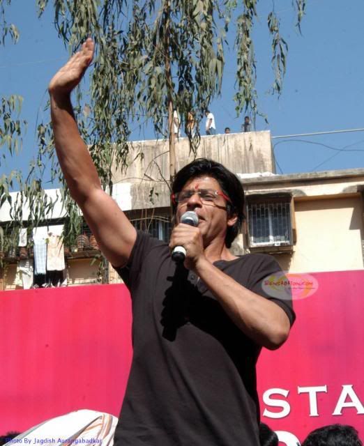 King Shahrukh Khan-solo - Страница 10 Shahrukh_thrills_kbc_fans_in_mumbai