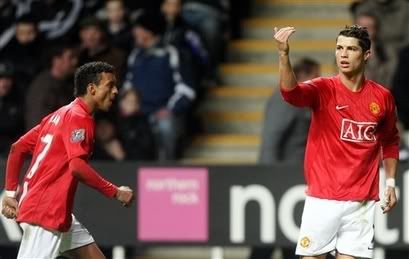 Nani felicita Ronaldo depois do segundo golo do Man Utd