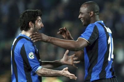 Figo festeja com Vieira em Udine Figo festeja com Vieira em Udine
