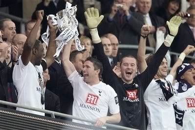 King e Keane levantam o troféu, com o herói Woodgate ao lado