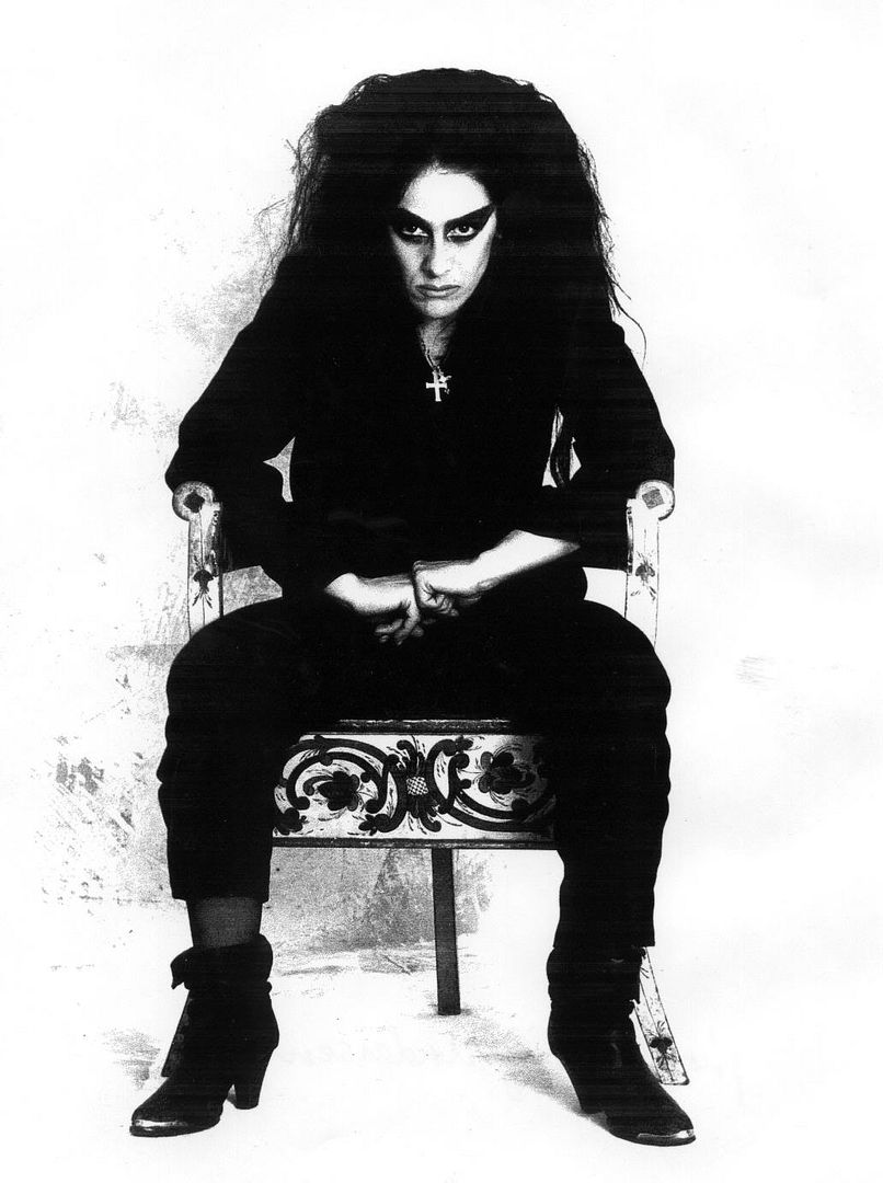 https://i12.photobucket.com/albums/a212/Mexen/goth20chair.jpg